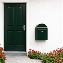 BobiClassic-s smal postkasse monteret med en dansk 6 stift lås, så man kan omstille til nøgle fra hoveddøren.